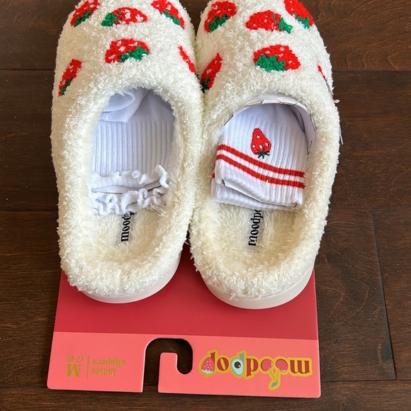 Moodpop Womens Faux Sherpa Memory Foam Slippers Strawberry New Sz M 7/8 Socks - Picture 2 of 2